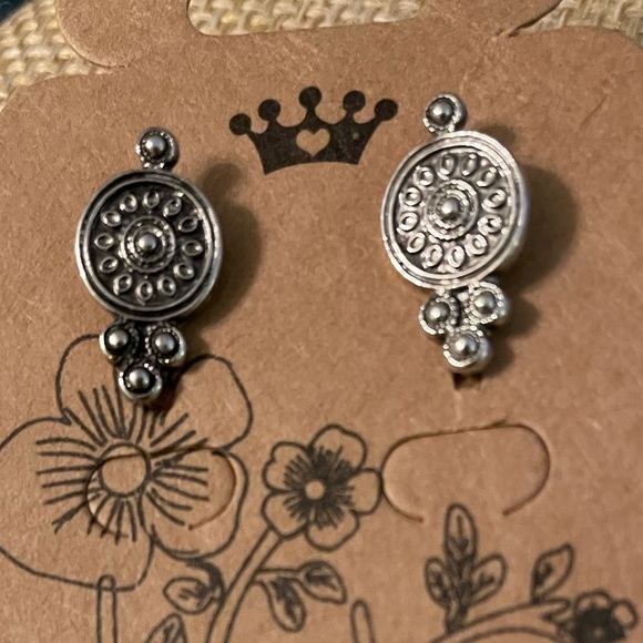 Dainty flower patterned silver earrings - Picture 3 of 4